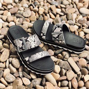 WOMEN'S ROAMING™ BUCKLE SLIDE SANDAL - US 6.5M